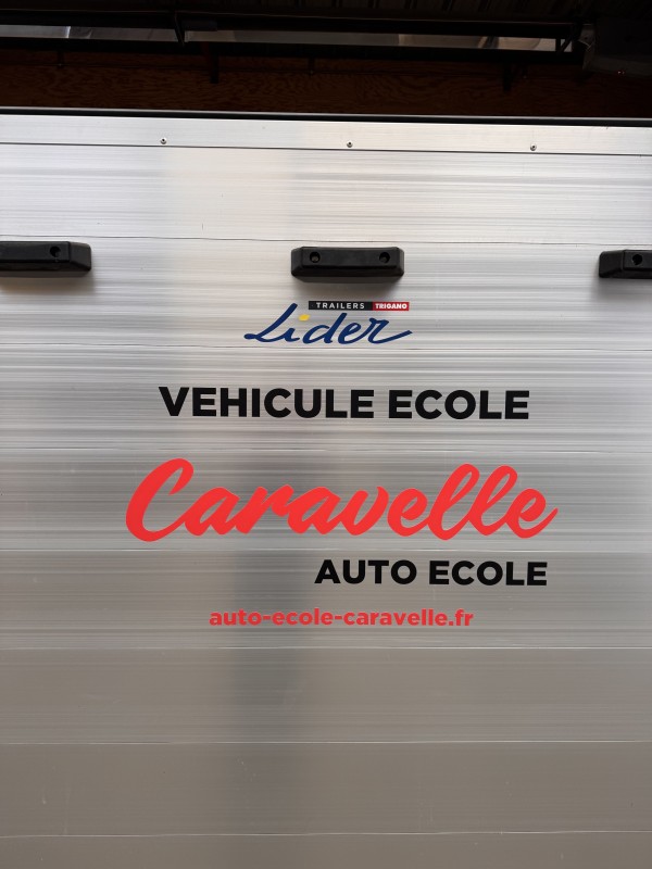 Pose lettrage adhésif sur remorque près de Lyon