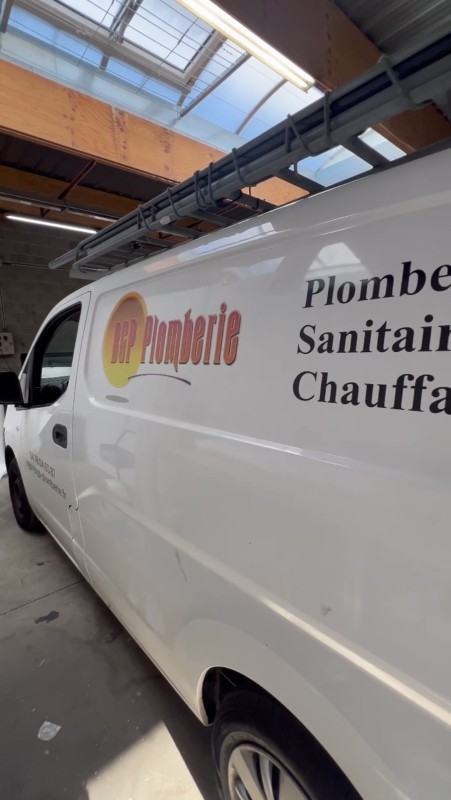 Dépose d'adhésif sur véhicule