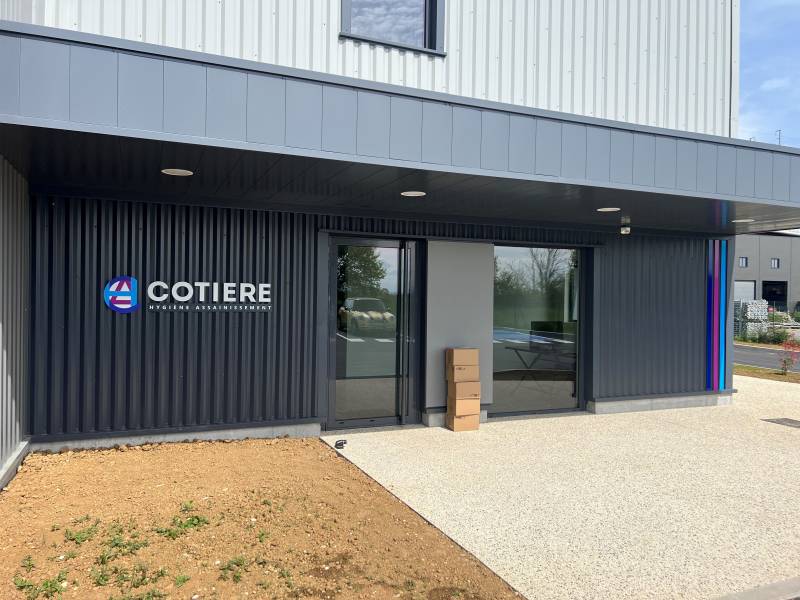 Pose et création d'une enseigne en adhésif sur du dibond à La Boisse 01