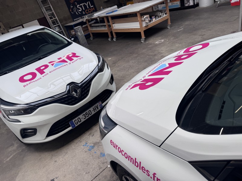 Pose d’adhésifs sur deux Clio pour EUROCOMBLES à Meyzieu près de Lyon