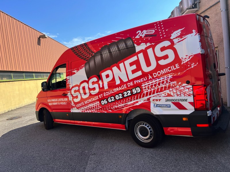 Total covering rouge sur camion utilitaire blanc à Lyon