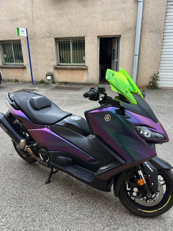 Pose d’un total covering en adhésif coulé sur moto de couleur violette à Meyzieu près de Lyon