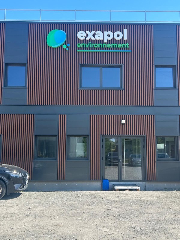 enseigne pour la société Exapol situé à Miribel près de Lyon 