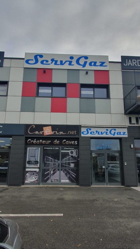 Réalisation d’une enseigne en lettrage adhésif bleu sur plaque Dibond blanc pour Servi Gazz à Villefranche-sur-Saône