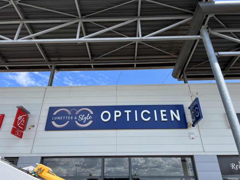 pose d'une enseigne pour un magasin d'opticien à Lyon