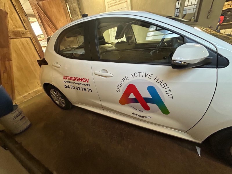 Pose d’adhésifs sur 4 véhicules pour AVENIRENOV à Pusignan près de Lyon