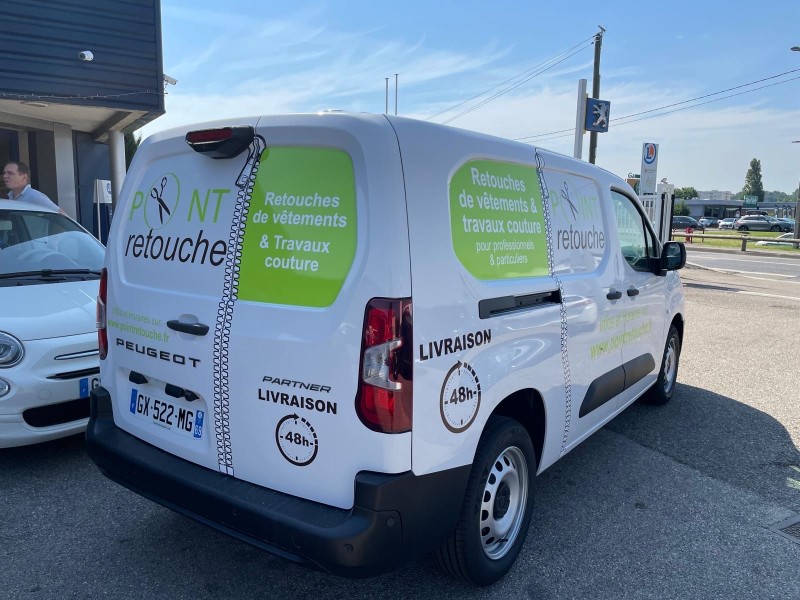 création d’un véhicule avec impression et lettrage adhésif pour point retouche près de Lyon