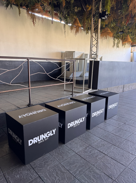 Recouvrement de 23 tables pour la boîte de nuit DRUNGLY à Pusignan près de Lyon