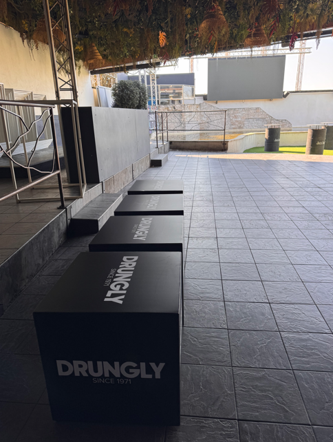 Recouvrement de 23 tables pour la boîte de nuit DRUNGLY à Pusignan près de Lyon
