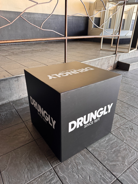 Recouvrement de 23 tables pour la boîte de nuit DRUNGLY à Pusignan près de Lyon