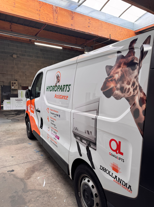 Près de Lyon, pose d'adhésif sur véhicule professionnel 