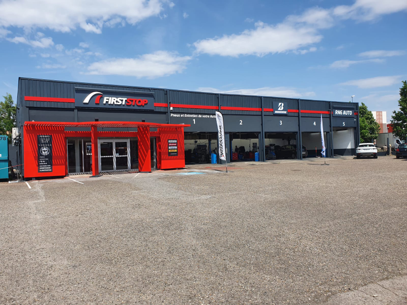 Pose d'une enseigne en .. à 