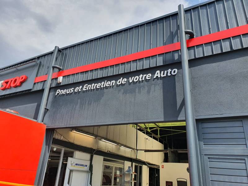 Création et pose d'une enseigne lumineuse en lettres boitier et rail lumineux et panneaux à ST PRIEST