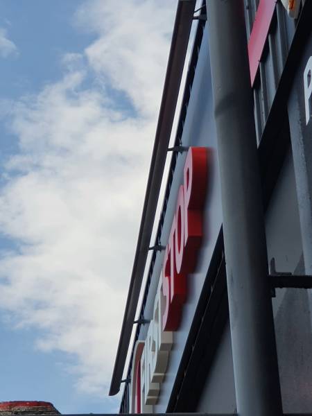 Création et pose d'une enseigne lumineuse en lettres boitier et rail lumineux et panneaux à ST PRIEST