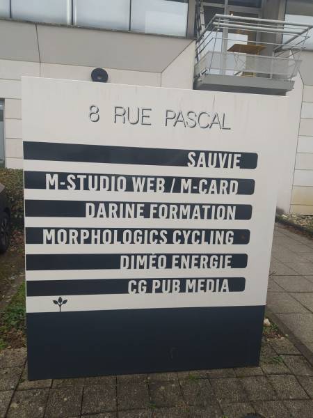 lettrage adhésif sur totem existant