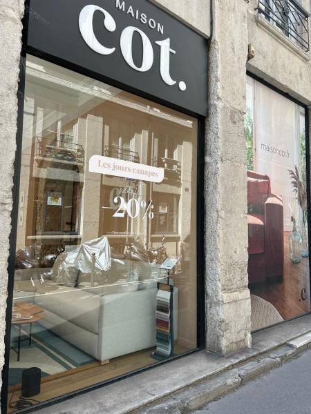 Une pose d'adhésif pour une vitrine situé à Lyon 