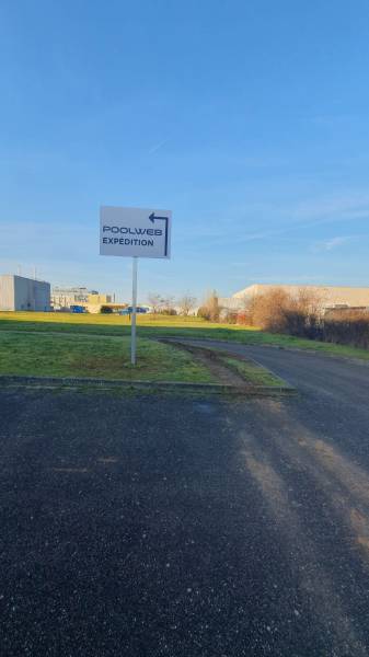 Enseigne et signalétique extérieure pour POOLWEB à Meyzieu près de Lyon