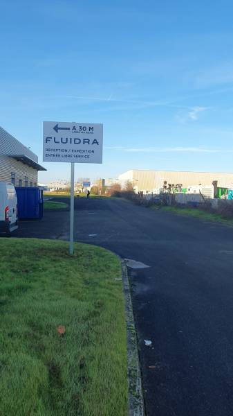 Enseigne et signalétique extérieure pour POOLWEB à Meyzieu près de Lyon