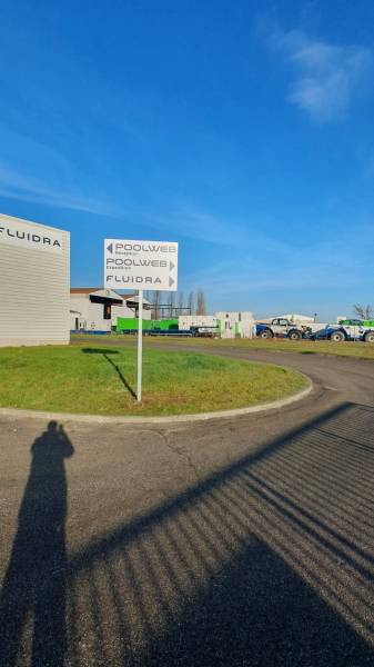 Enseigne et signalétique extérieure pour POOLWEB à Meyzieu près de Lyon