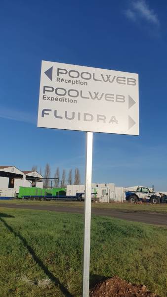 Enseigne et signalétique extérieure pour POOLWEB à Meyzieu près de Lyon