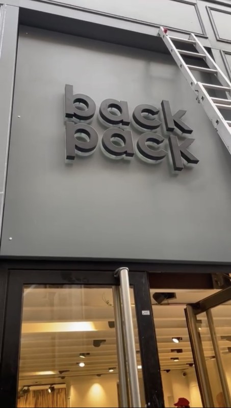 Fabrication et pose de néon grande taille à Lyon – Rhône Alpes