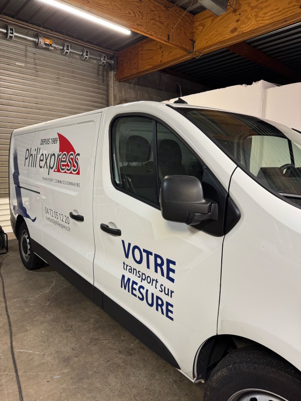 Pose de Flocage en Lettrage Adhésif sur Véhicule Professionnel à Meyzieu près de Lyon pour Phil Express