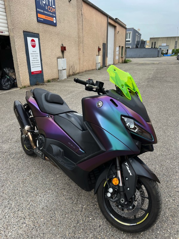 Pose d’un total covering en adhésif coulé sur moto de couleur violette à Meyzieu près de Lyon