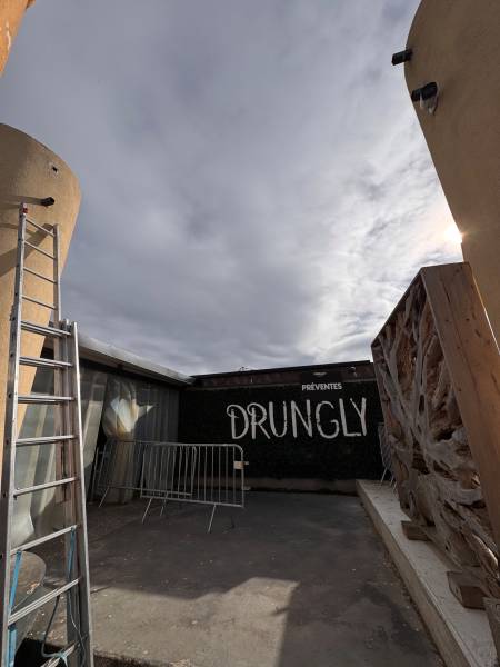 Une enseigne lumineuse de haute qualité pour le DRUNGLY à Pusignan près de Lyon