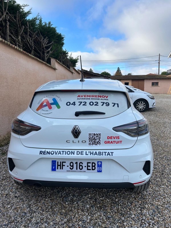 Pose d’adhésifs sur 4 véhicules pour AVENIRENOV à Pusignan près de Lyon