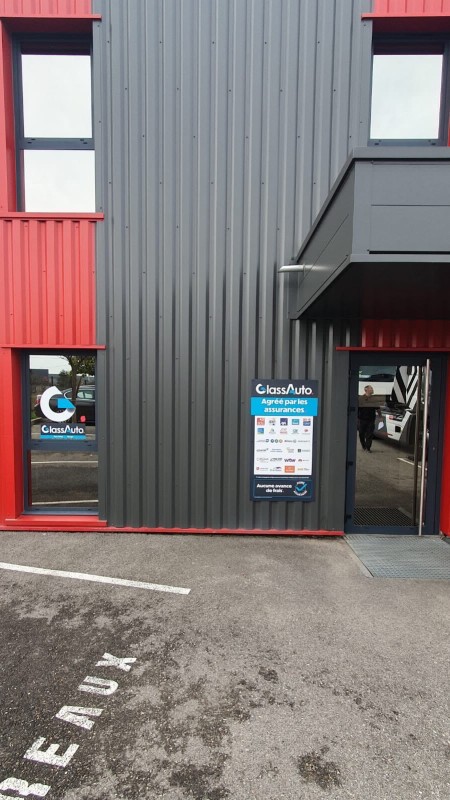 Installation de Panneaux, Films Anti-UV et Enseignes à Corbas, près de Lyon