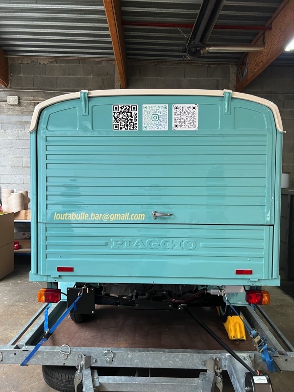 Pose de lettrage adhésif sur un Piaggio à Pusignan près de Lyon