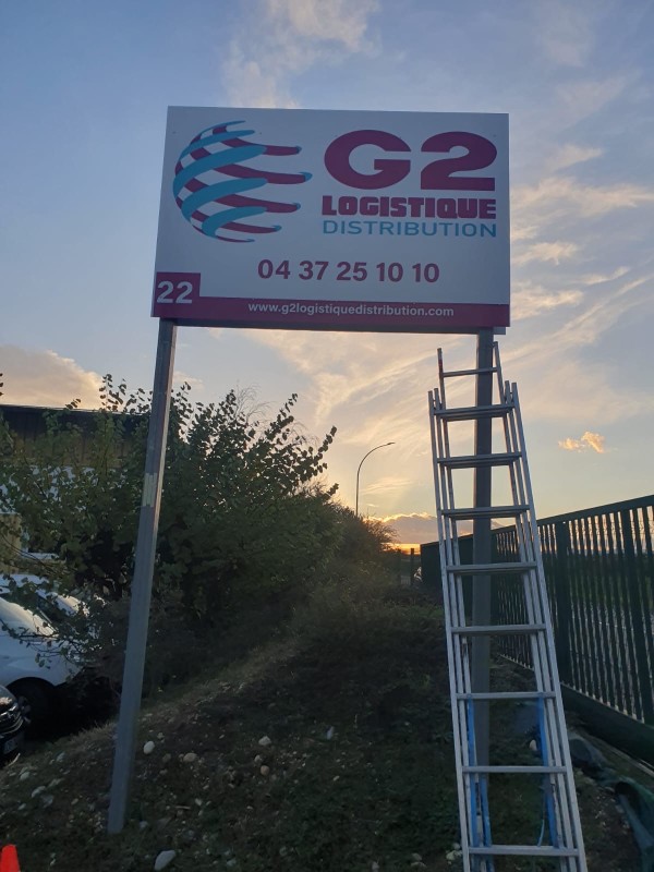 Changement de panneaux d'enseigne suite à un changement de charte graphique pour entreprise de logistique à Corbas près de Lyon