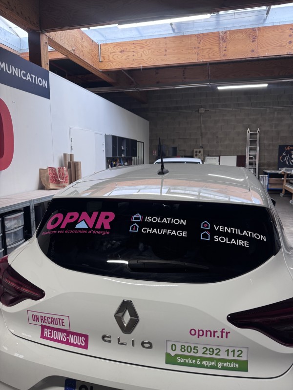 Pose d’adhésifs sur deux Clio pour EUROCOMBLES à Meyzieu près de Lyon
