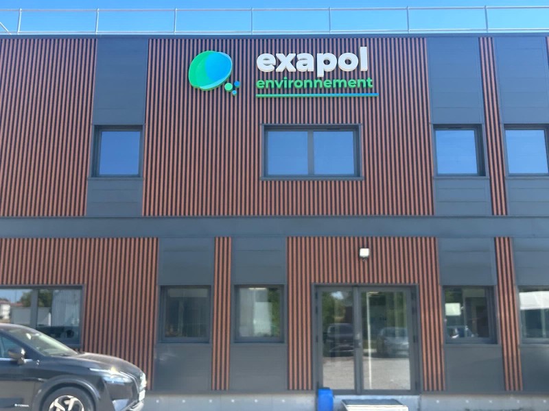 enseigne pour la société Exapol situé à Miribel près de Lyon 