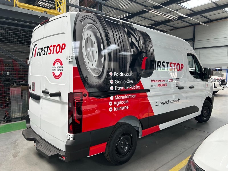 Semi-covering réalisé sur utilitaire pour First Stop près de Lyon : visibilité et impact garantis !