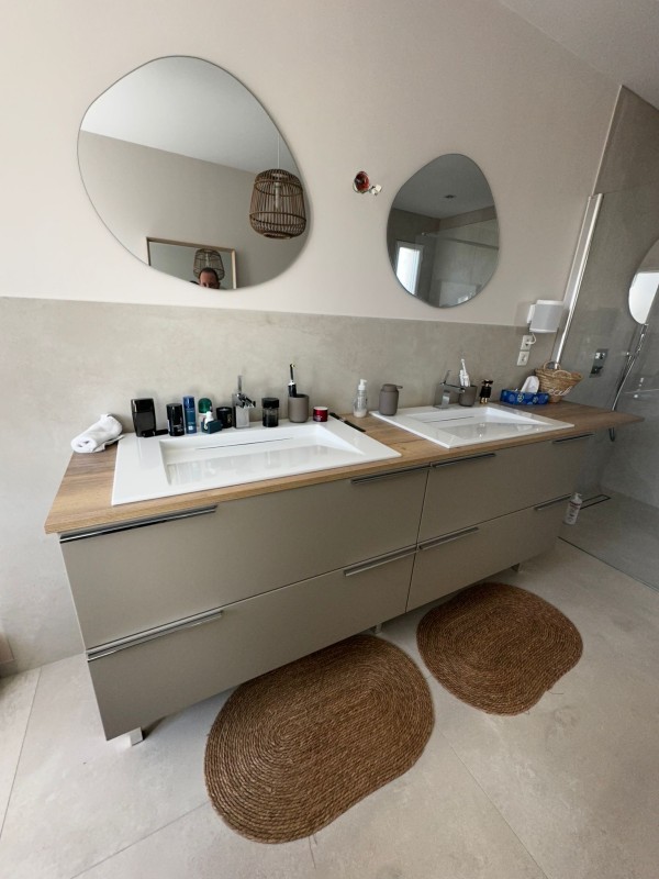 Recouvrement adhésif complet de meubles de salle de bain à Lyon et ses environs