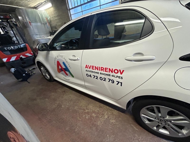 Pose d’adhésifs sur 4 véhicules pour AVENIRENOV à Pusignan près de Lyon