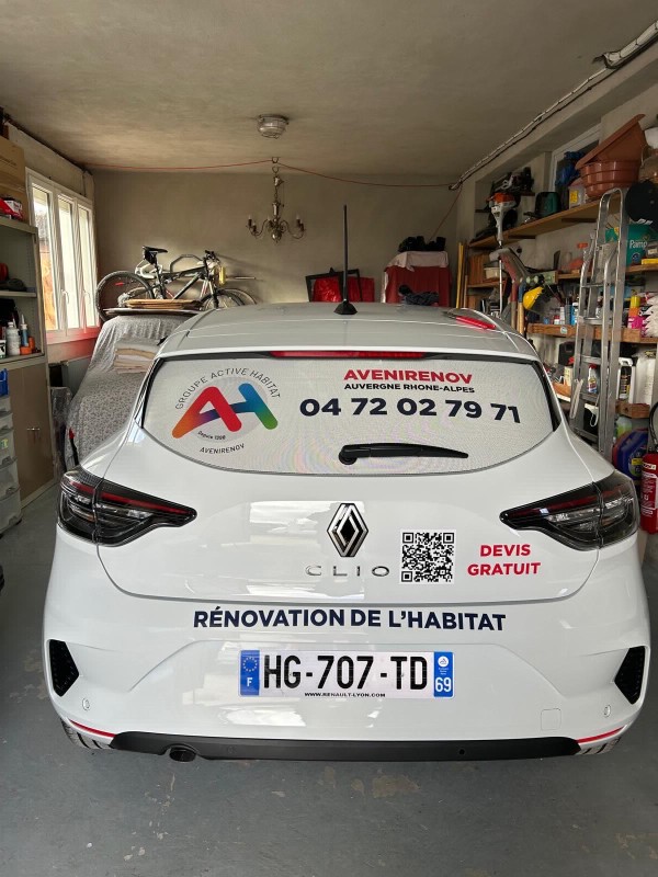 Pose d’adhésifs sur 4 véhicules pour AVENIRENOV à Pusignan près de Lyon