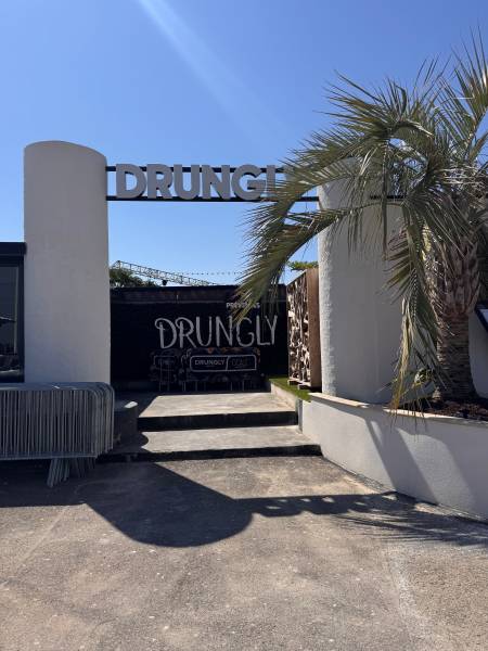 ENSEIGNE LUMINEUSE DRUNGLY A PUSIGNAN