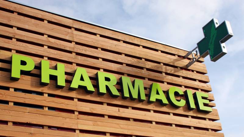 Fabrication et rénovation de lambrequins lumineux pour pharmacies à Lyon et Meyzieu