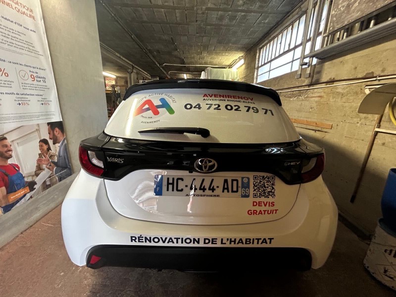 Pose d’adhésifs sur 4 véhicules pour AVENIRENOV à Pusignan près de Lyon