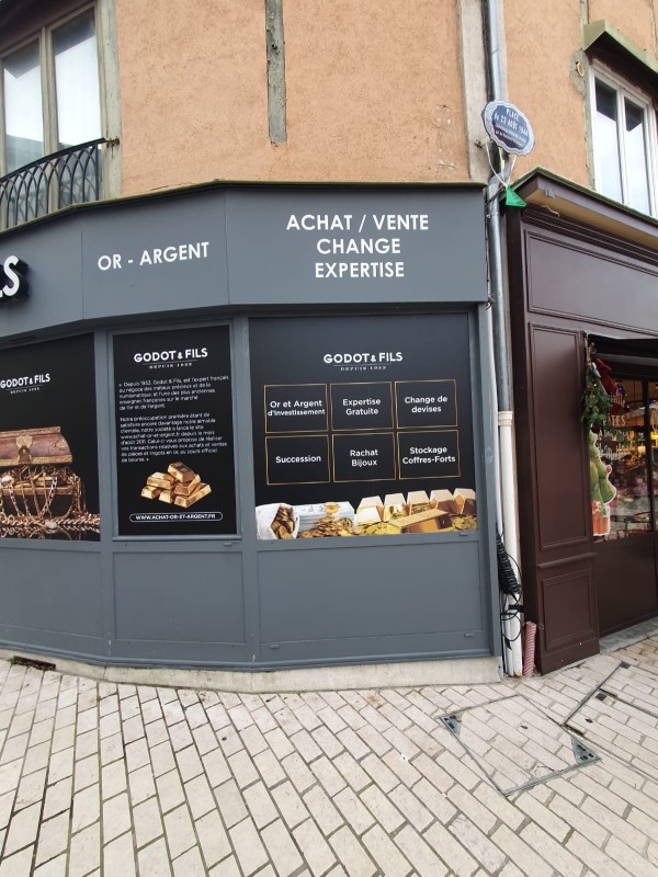 Installation signalétique extérieure avec changement des adhésifs de ses vitres extérieures pour une bijouterie sur Bourgoin près de Lyon