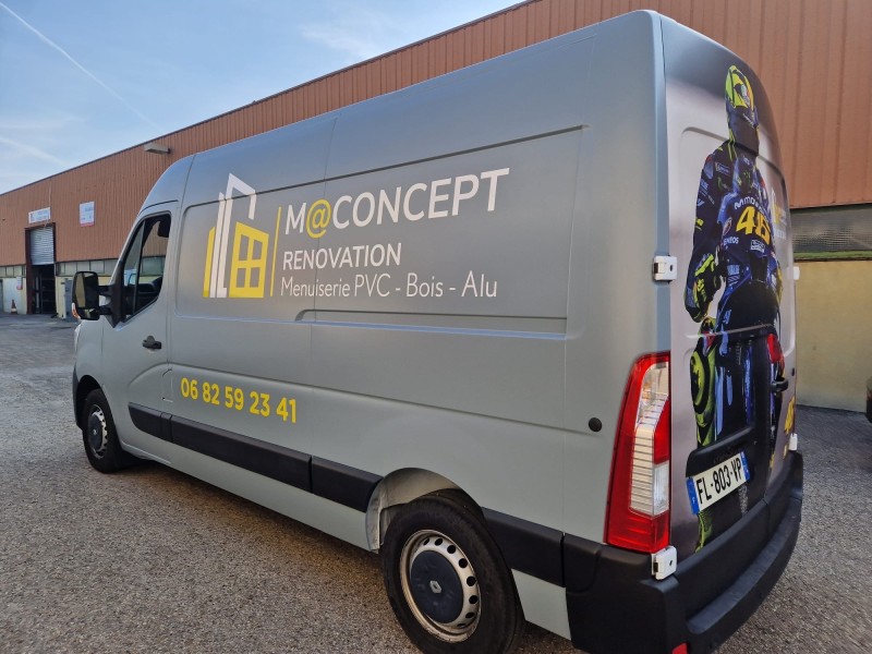 Totale Covering + lettrage adhésif sur camion utilitaire 