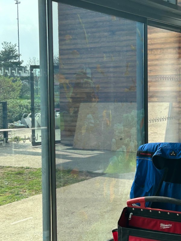 Pose de microperforé sur vitres