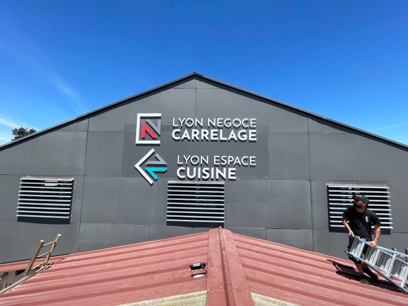 Pose d'enseigne en lettres découpées pour la devanture de magasin à Lyon