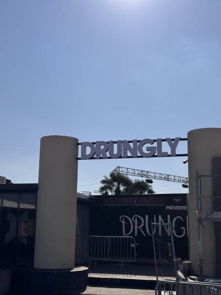 Une enseigne lumineuse de haute qualité pour le DRUNGLY à Pusignan près de Lyon