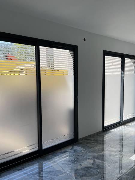 Création et pose d'un adhésif dépoli à Chavanoz pour une entreprise médicale