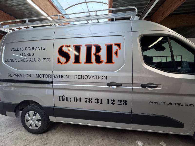 Lettrage adhésif sur un véhicule Nissan pour Sirf près de Lyon