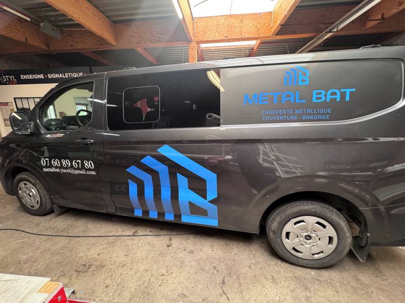 Pose de lettrage adhésif pour METAL BAT à Meyzieu