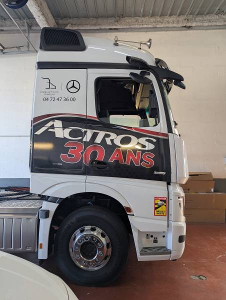 Pose d’adhésif sur Mercedes-Benz Actros Pro Cabine à Genas près de Lyon